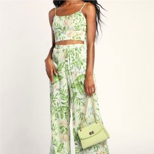 Lulu’s two piece set size S green floral
